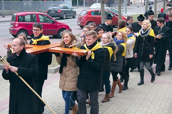  Krzyż z katedry do seminarium przenieśli stypendyści Fundacji „Dzieło Nowego Tysiąclecia”