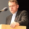  Ks. dr hab. Dariusz Oko jest teologiem, filozofem  oraz wykładowcą Uniwersytetu Papieskiego w Krakowie i publicystą
