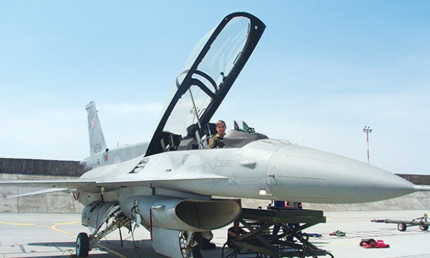 To niewątpliwie rzadki widok. Góralka na pokładzie  samolotu F16