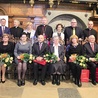 Laureaci tegorocznej  edycji nagrody w towarzystwie  biskupa Wiesława 