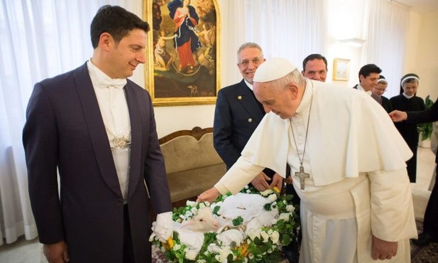 Papież pobłogosławił baranki