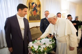 Papież pobłogosławił baranki