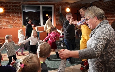 Jaś Pociecha zaprosił do wspólnego tańca babcie, dziadków i ich wnuków