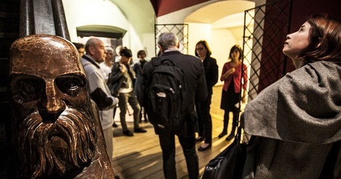 Nie przysłoni eksponatów