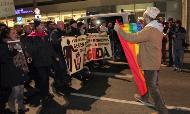 Antyislamiści starli się ze swymi przeciwnikami