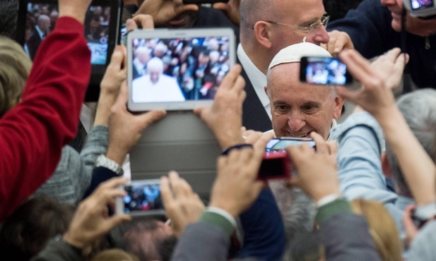 Papież: Media nie mogą tylko produkować i konsumować informacji"