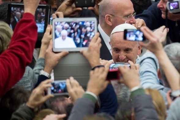 Papież: Media nie mogą tylko produkować i konsumować informacji"