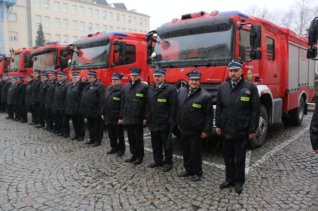 Samochody dla małopolskich strażaków