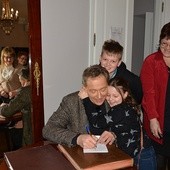 Po koncercie Jacek Borkowski z przyjemnością rozdawał autografy
