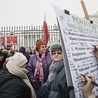 Protest na pl. Bankowym.  Część mieszkańców Bemowa domaga się „zaprzestania szykanowania” ich dzielnicy