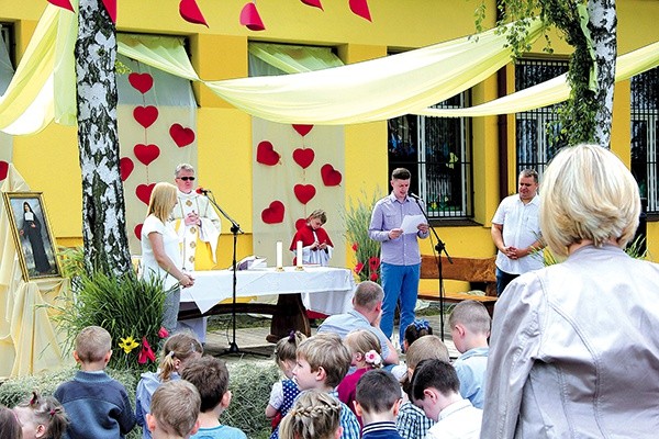  Msza św. polowa na rozpoczęcie pikniku rodzinnego organizowanego przez przedszkole