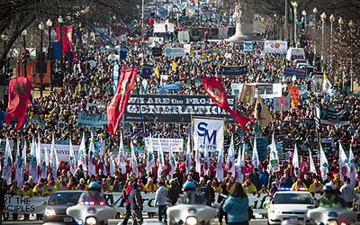  22.01.2015. Waszyngton. USA. Setki tysięcy obrońców praw człowieka zgromadziły się na 42. Marszu dla Życia w rocznicę legalizacji aborcji w Stanach. „Jesteśmy pokoleniem pro life” – głosi największy transparent. 