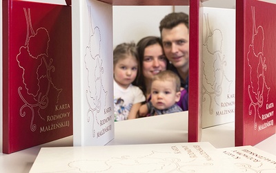 Autorzy „Karty rozmowy małżeńskiej” z dziećmi Julką i Brunonem