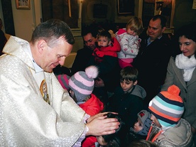 Przyszły biskup pomocniczy pobłogosławił dzieci zgromadzone w błotnickim sanktuarium