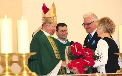 Za obecność i przewodniczenie Eucharystii bp. Henrykowi Tomasikowi dziękuje Jerzy Skórkiewicz. Obok ks. Andrzej Jędrzejewski 