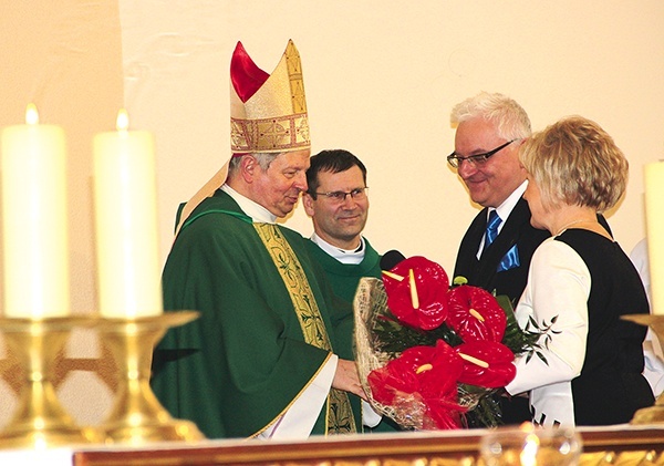 Za obecność i przewodniczenie Eucharystii bp. Henrykowi Tomasikowi dziękuje Jerzy Skórkiewicz. Obok ks. Andrzej Jędrzejewski 