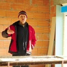 Ks. Henryk Bardosz w powstającym domu dla osób niepełnosprawnych