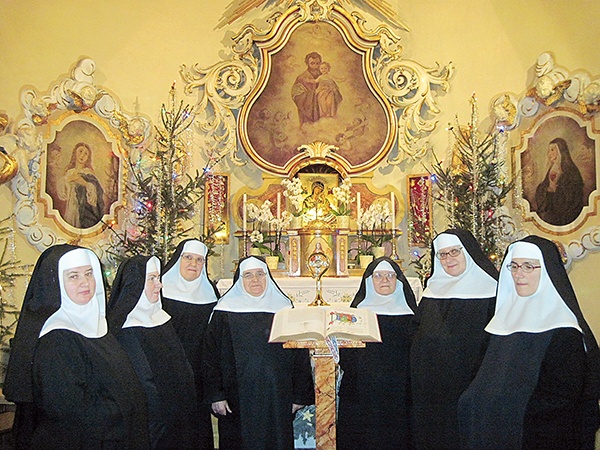  Benedyktynki z Wołowa w komplecie zgromadzone przy relikwiach św. Jana Pawła II i Biblii Jubileuszowej, peregrynującej w tym roku po wspólnotach życia konsekrowanego