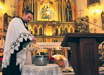 Nabożeństwo rozpoczęło symboliczne wlewanie wody  do jednego naczynia 