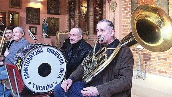  Wojciech Patyk, choć siedzi w ostatnim rzędzie, zawsze jest widoczny ze względu na tubę 