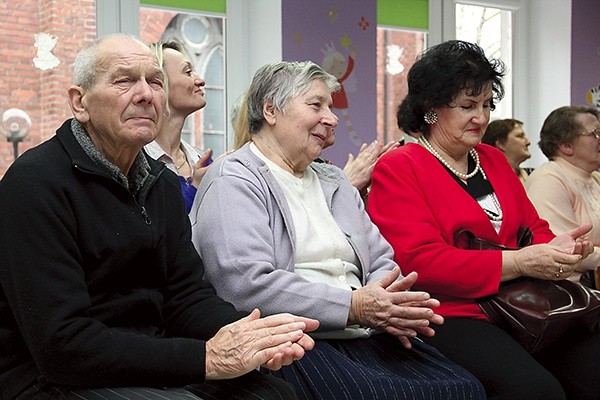 Słuchacze z rozbawieniem słuchali strof o nowoczesnej babci, ze wzruszeniem zaś fragmentów o tym, że są potrzebni młodemu pokoleniu