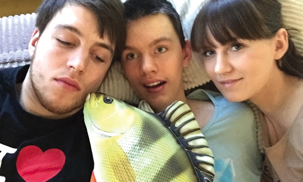   Po roku i 4 miesiącach snu chłopca czeka długa praca.  Tu Filip ze swoim starszym rodzeństwem Adamem i Ewą