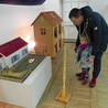  Na wystawie „Święty i prezenty” Hani spodobał się domek dla lalek