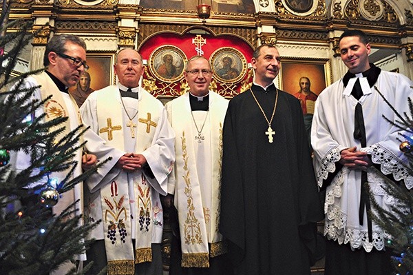  Duchowni Kościołów, współtworzący tydzień ekumeniczny w Płocku przed ikonostasem w cerkwi (od lewej): ks. prof. Henryk Seweryniak, bp Maria Ludwik Jabłoński, bp Piotr Libera, ks. Eliasz Tarasiewicz i ks. Mateusz Łaciak