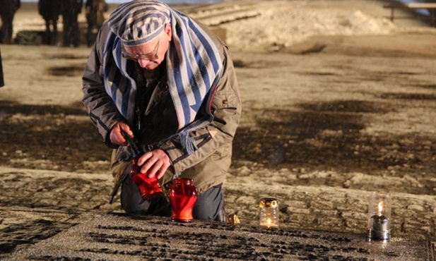 Były więzień Auschwitz Jerzy Topolewski zapalił znicze i modlił się tu za swoich rodziców, również tu więzionych