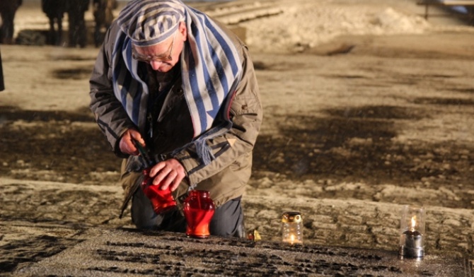 Były więzień Auschwitz Jerzy Topolewski zapalił znicze i modlił się tu za swoich rodziców, również tu więzionych