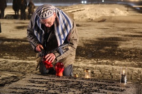 Były więzień Auschwitz Jerzy Topolewski zapalił znicze i modlił się tu za swoich rodziców, również tu więzionych