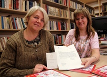 Beata Kołodziejczyk (po lewej) i Bogumiła Orlińska prezentują list z Watykanu z podziękowaniami oraz obrazek bożonarodzeniowy z podpisem papieża Franciszka