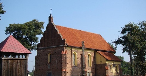 Kościół w Sierzchowach. Obok drewniana dzwonnica