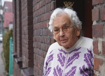 Agnieszka Kazior w drzwiach swojego domu w Gliwicach-Wójtowej Wsi, skąd w 1945 r. Sowieci zabrali ją do Kazachstanu 