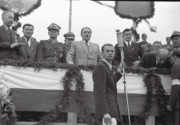 Na trybunie honorowej w Opolu w 1946 r. obok Bolesława Bieruta (w jasnym garniturze) stoi w mundurze wojewoda Aleksander Zawadzki, a z tyłu (również w mundurze) jego zastępca Jerzy Ziętek