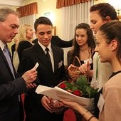 Burmistrz Cieszyna Ryszard Macura (z lewej) hojnie otworzył portfel, by zakupić koncertową cegiełkę na rzecz Hospicjum im. Łukasza Ewangelisty