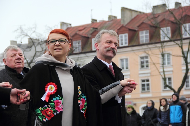 Polonez maturzystów na łowickim rynku