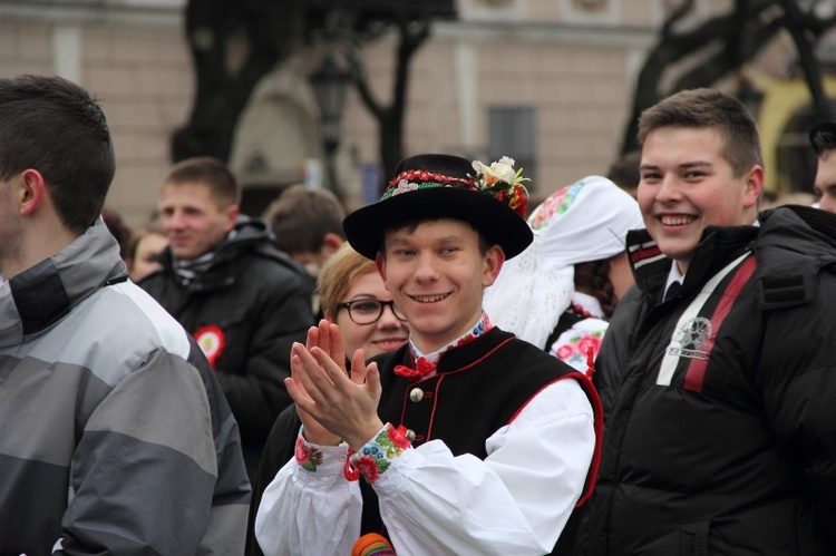 Polonez maturzystów na łowickim rynku