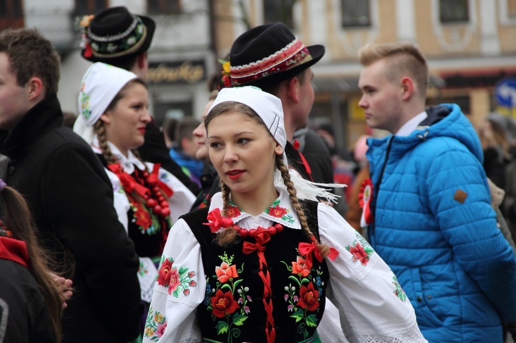 Polonez maturzystów na łowickim rynku