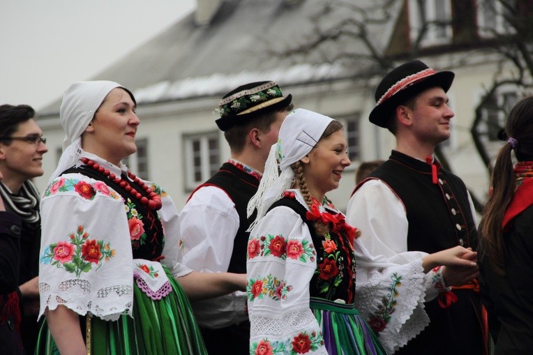 Polonez maturzystów na łowickim rynku