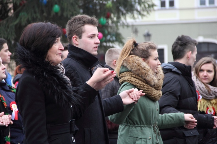 Polonez maturzystów na łowickim rynku