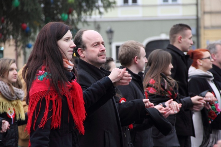 Polonez maturzystów na łowickim rynku