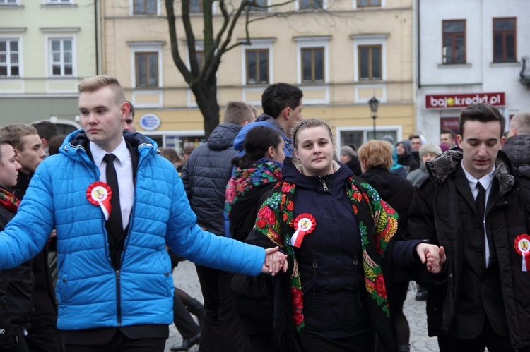 Polonez maturzystów na łowickim rynku