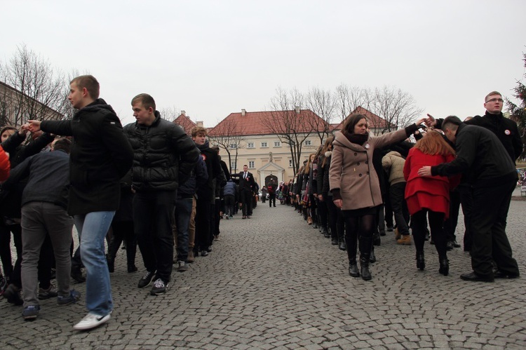 Polonez maturzystów na łowickim rynku