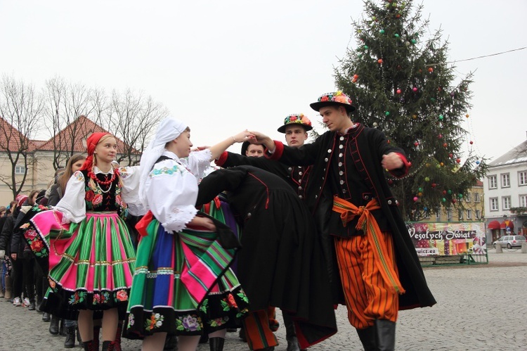 Polonez maturzystów na łowickim rynku