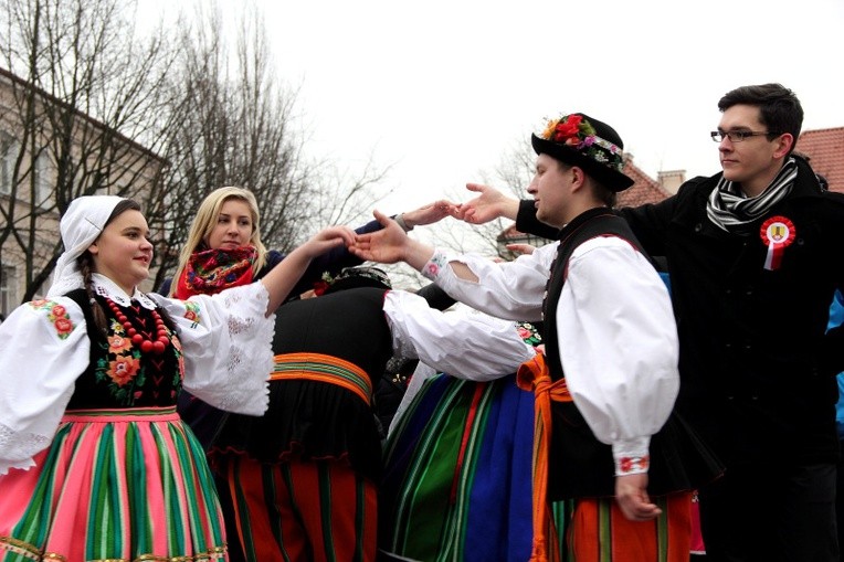 Polonez maturzystów na łowickim rynku