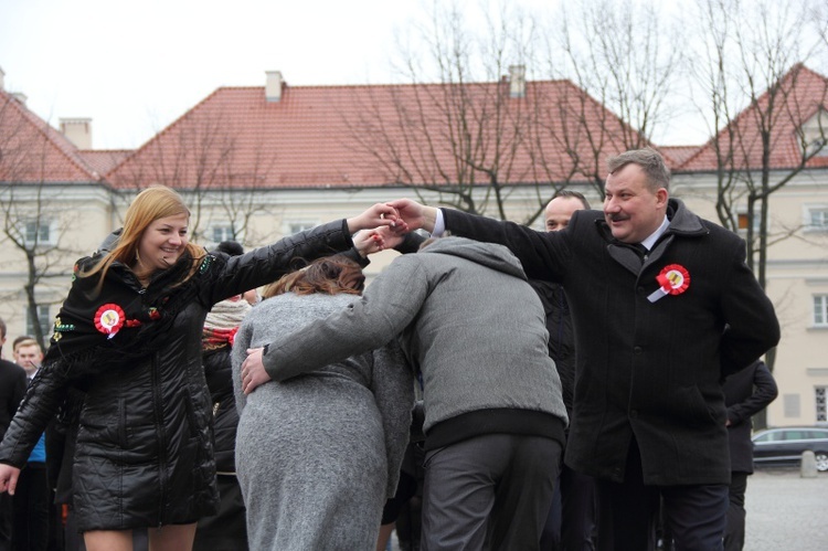 Polonez maturzystów na łowickim rynku