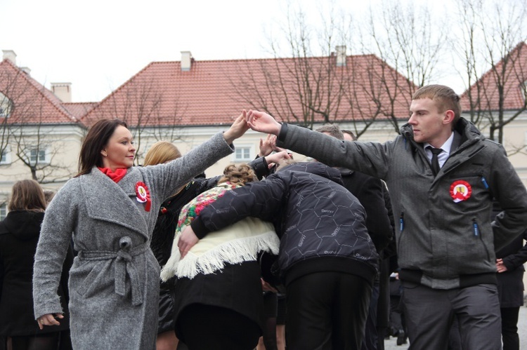 Polonez maturzystów na łowickim rynku