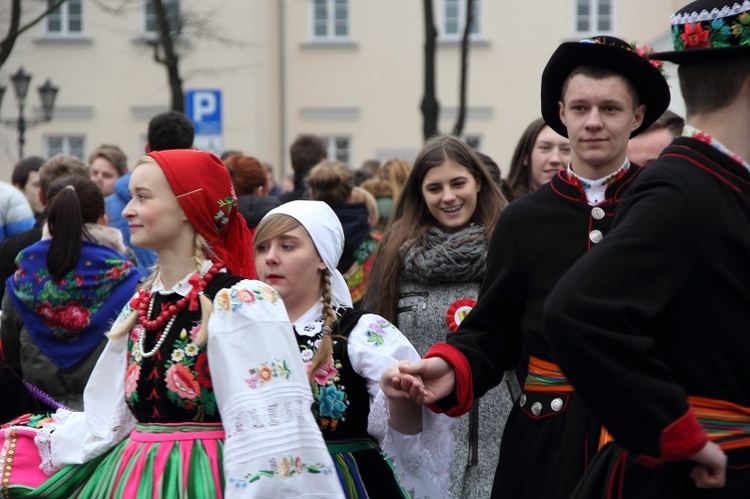 Polonez maturzystów na łowickim rynku