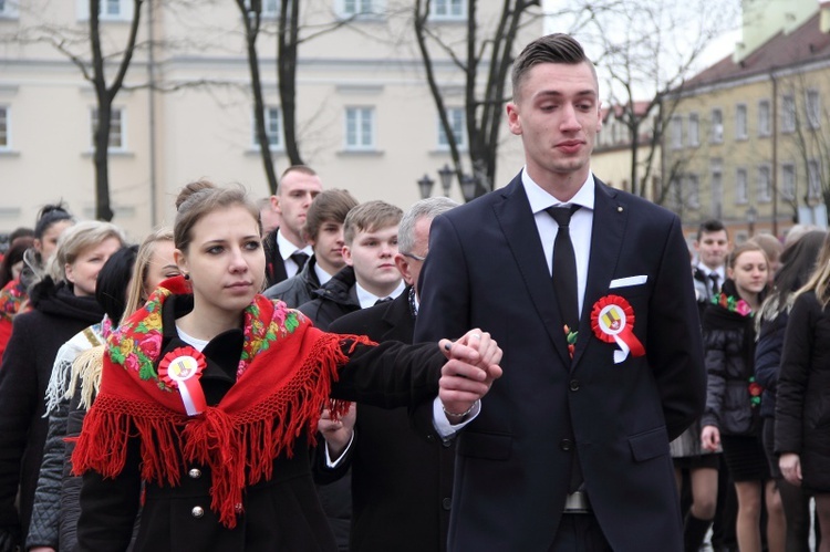 Polonez maturzystów na łowickim rynku